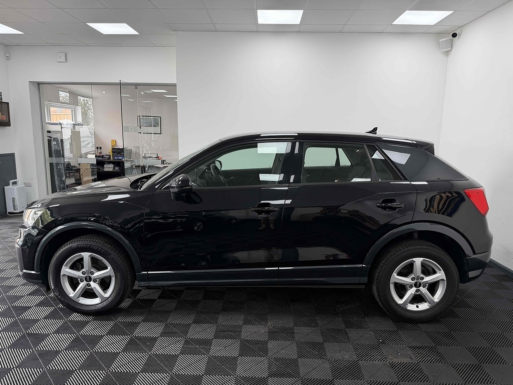 Audi Q2 Tdi Technik Black #4