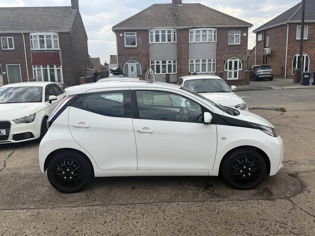 Toyota Aygo X Petrol White #4
