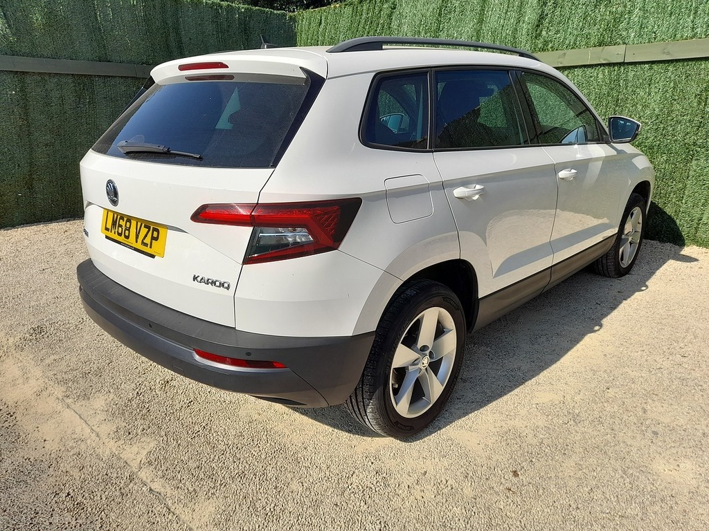 Skoda Karoq Tsi Act Se White #5