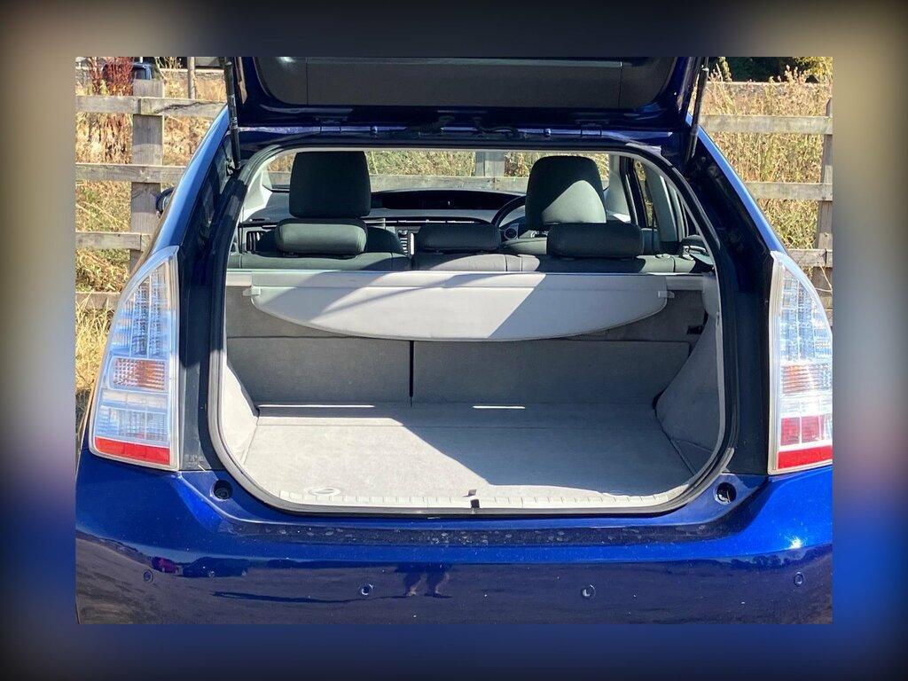 Toyota Prius T Spirit White #8