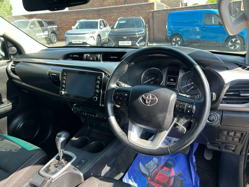Toyota HILUX 2.8L Invincible X 4Wd Black #19