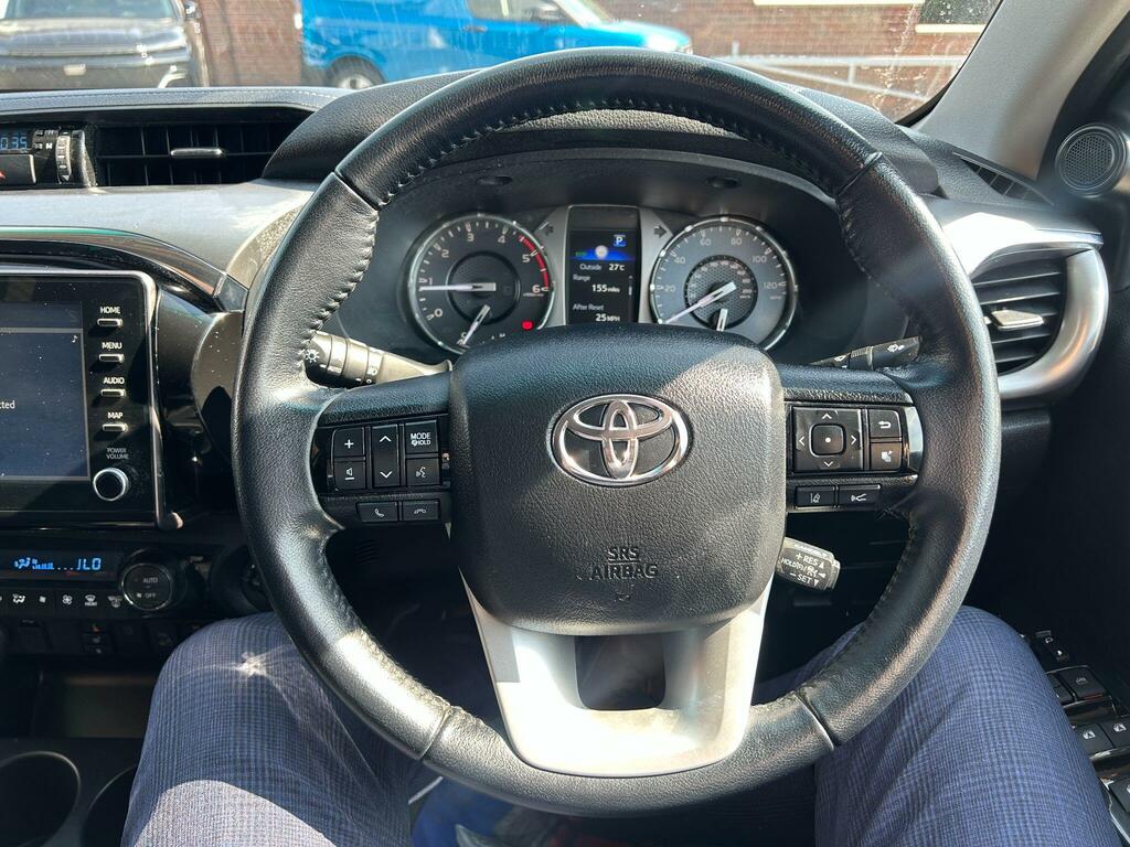 Toyota HILUX 2.8L Invincible X 4Wd Black #20