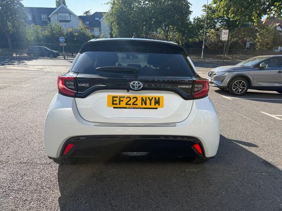 Toyota Yaris Dynamic Bi-tone White #5