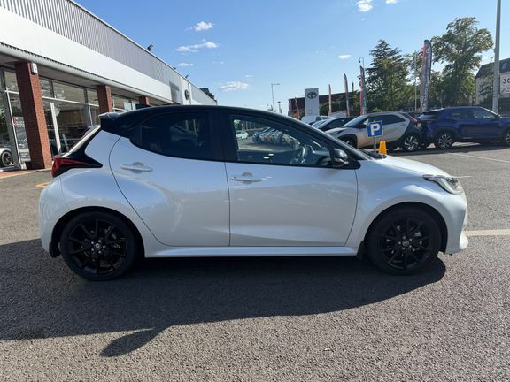 Toyota Yaris Dynamic Bi-tone White #6