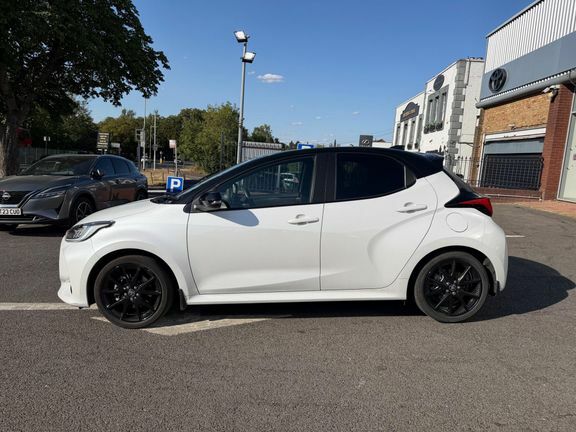 Toyota Yaris Dynamic Bi-tone White #4