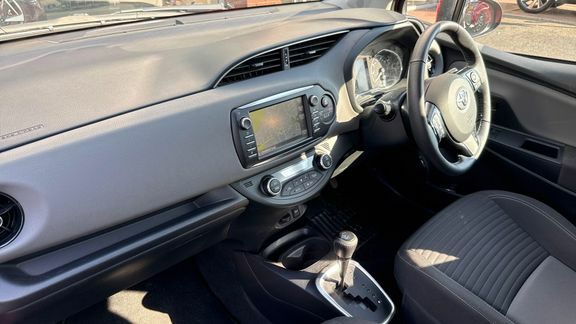 Toyota Yaris Yaris Excel Hev Cvt White #15