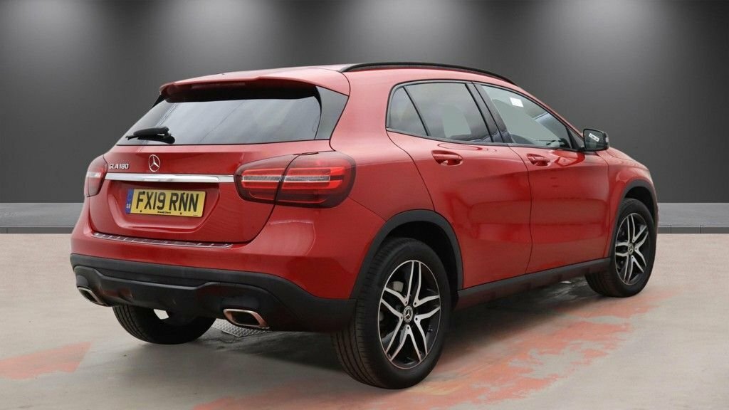 Mercedes-Benz GLA Class 1.6L Urban Edition Red #4