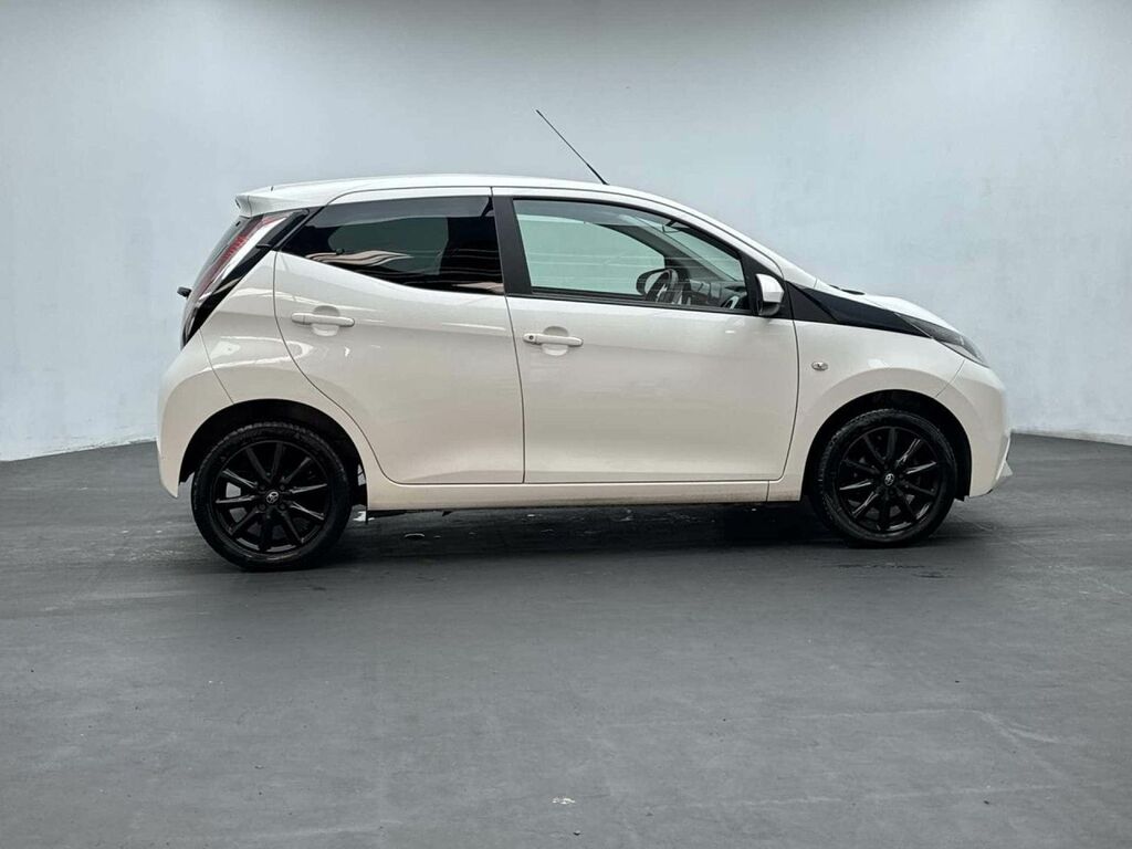 Toyota Aygo X X-play Red #9