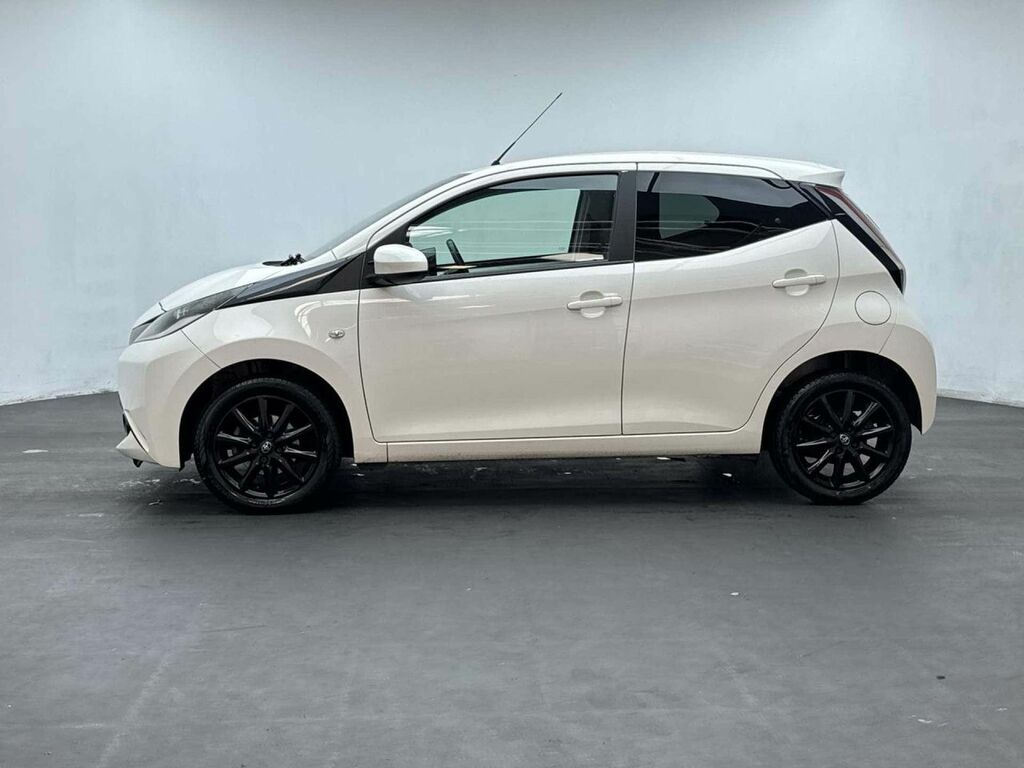 Toyota Aygo X X-play Red #5