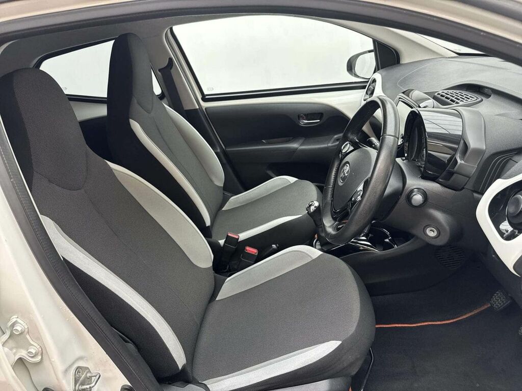 Toyota Aygo X X-play Red #12