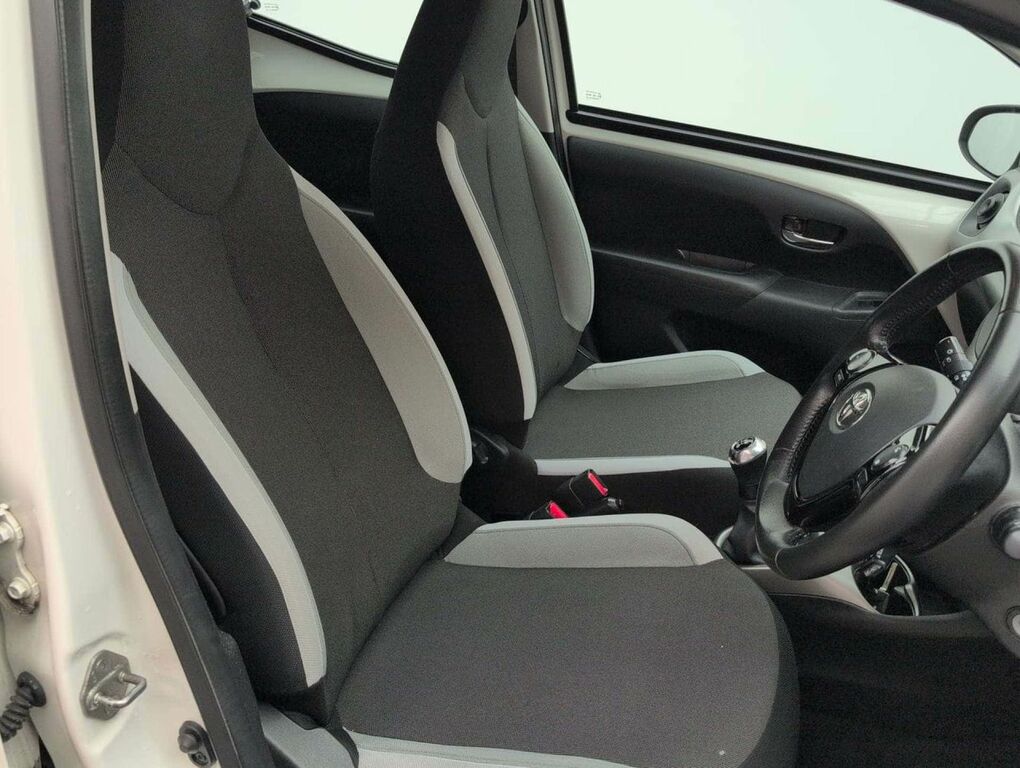Toyota Aygo X 1.0 Aygo X-press Vvt-i White #12