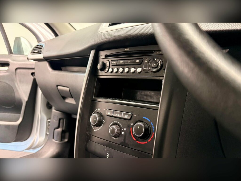 Peugeot 207 207 Verve Hdi 70 Red #56