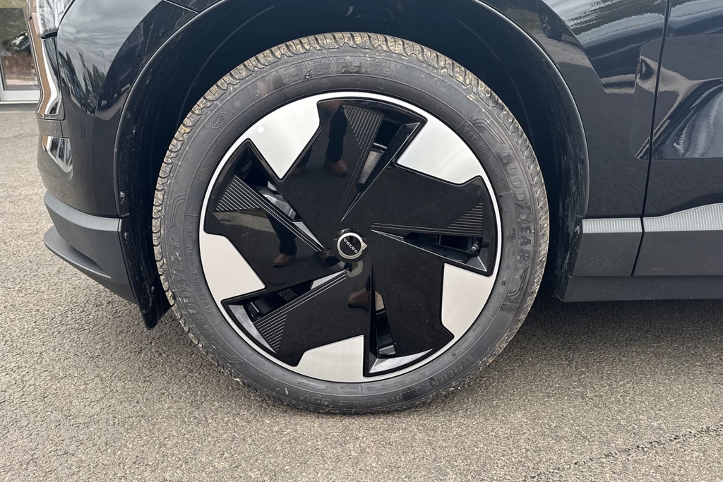 Volvo EX30 Plus Black #5