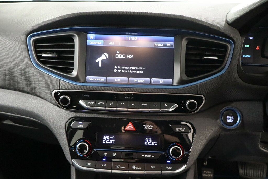 Hyundai Ioniq H-gdi Premium White #22