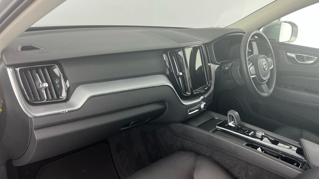 Volvo XC60 Momentum Silver #6