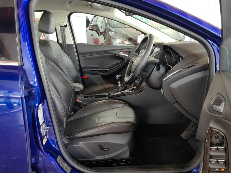 Ford Focus 1.0T Ecoboost Titanium Hatchback Blue #4
