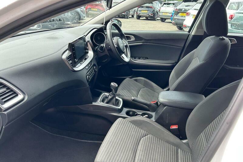Kia Ceed 1.5 T-gdi 2 Euro 6 Ss Non-adap White #2