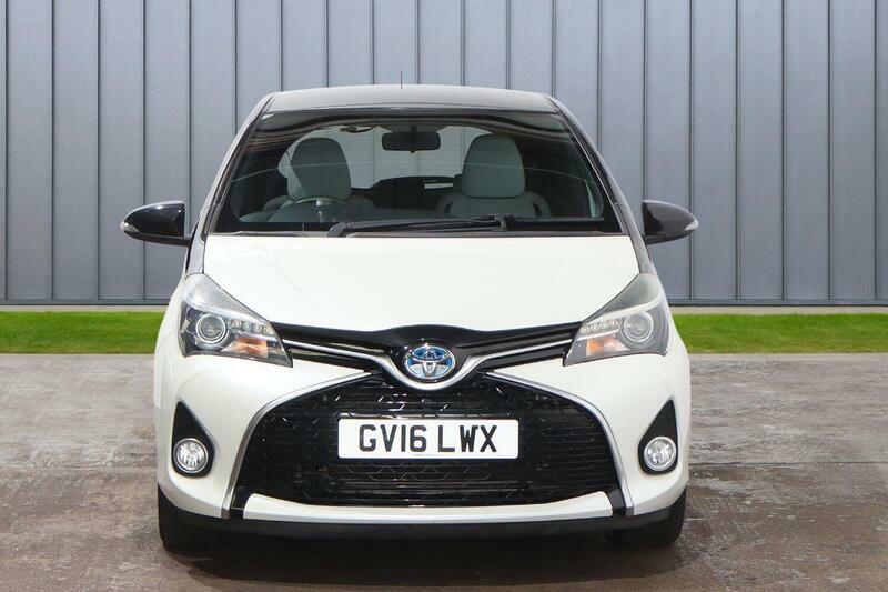Toyota Yaris 1.5 Vvt-h Design E-cvt Euro 6 White #2