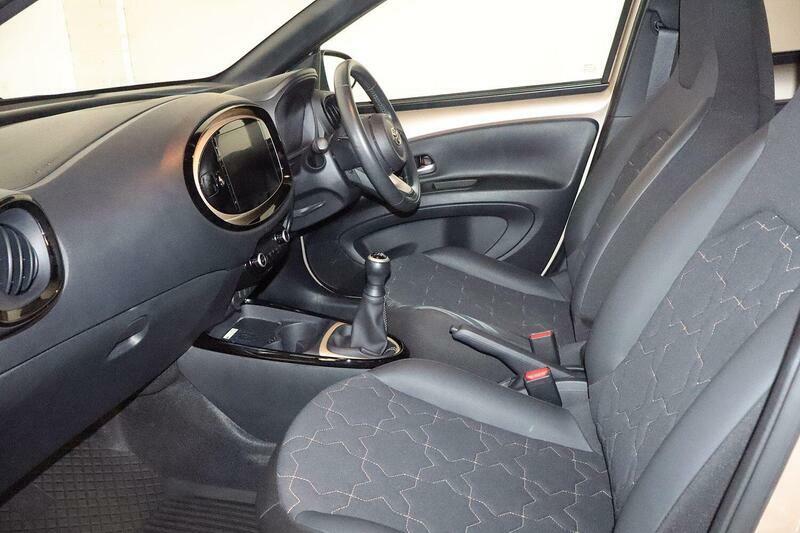 Toyota Aygo X 1.0 Vvt-i Exclusive Euro 6 Ss Beige #2