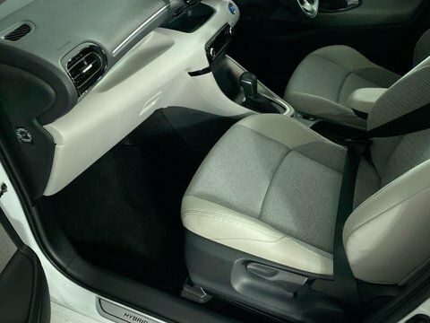 Toyota Yaris Design White #17