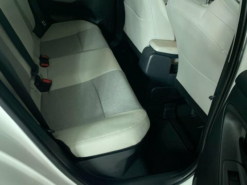 Toyota Yaris Design White #19
