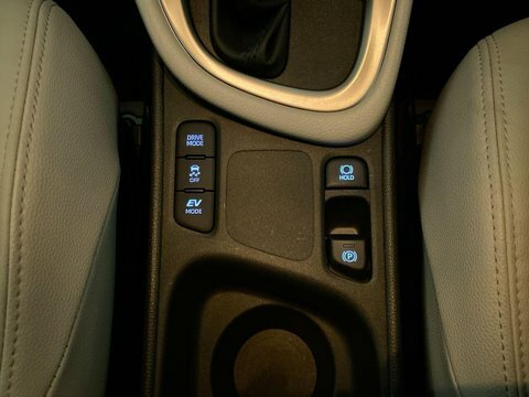 Toyota Yaris Design White #25