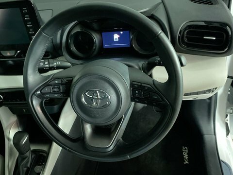 Toyota Yaris Design White #16