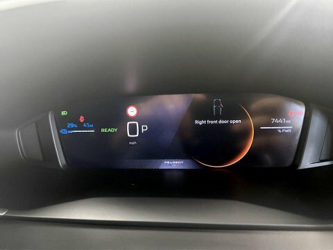 Peugeot e-2008 50Kwh Allure Suv 136 Ps Black #14