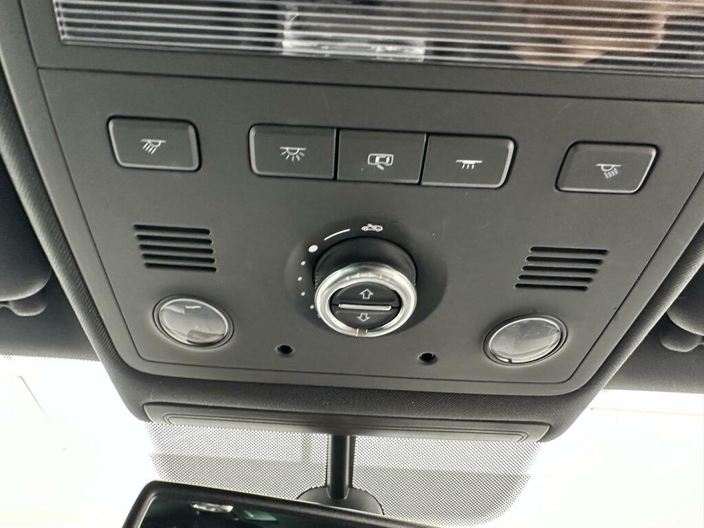 Volkswagen Touareg Diesel White #44