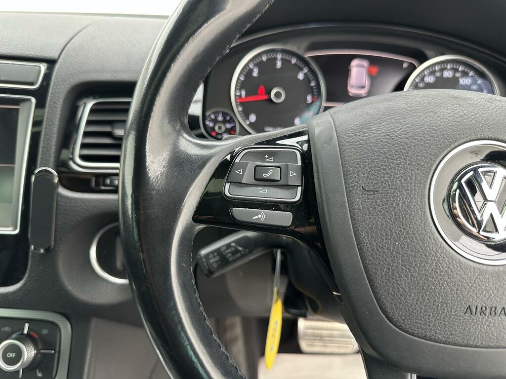 Volkswagen Touareg Diesel White #30