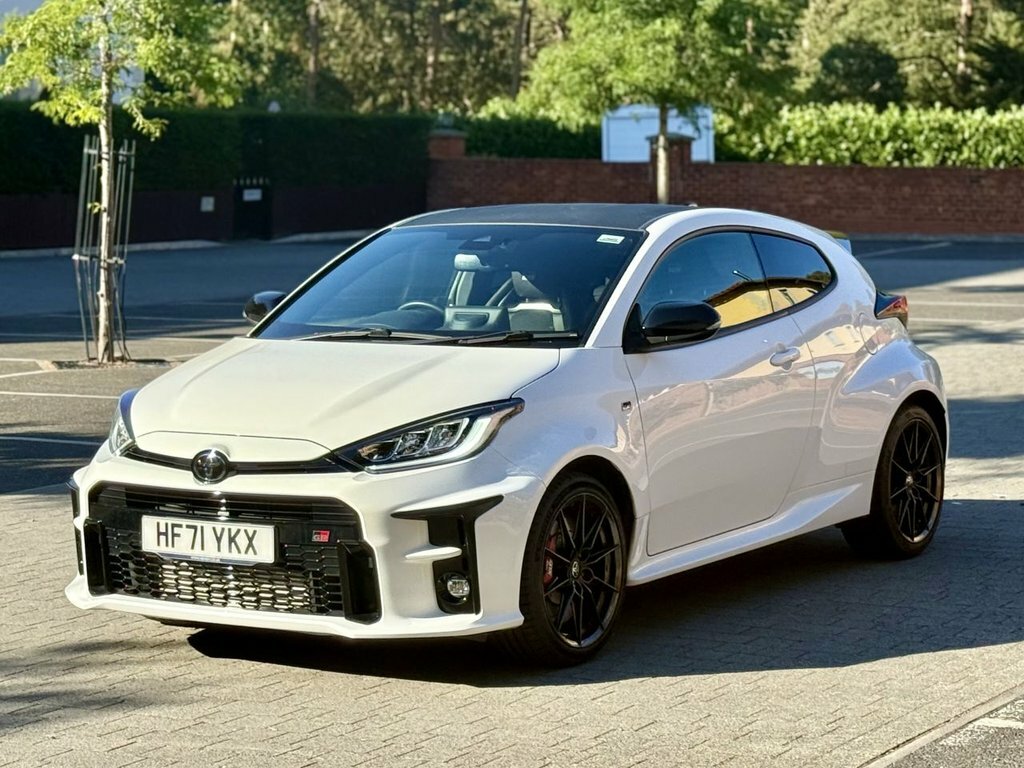 Toyota Yaris 1.6L Gr Circuit White #3