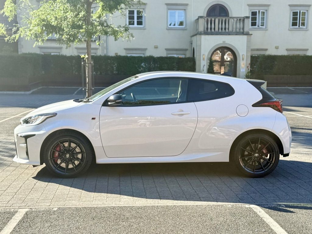 Toyota Yaris 1.6L Gr Circuit White #4