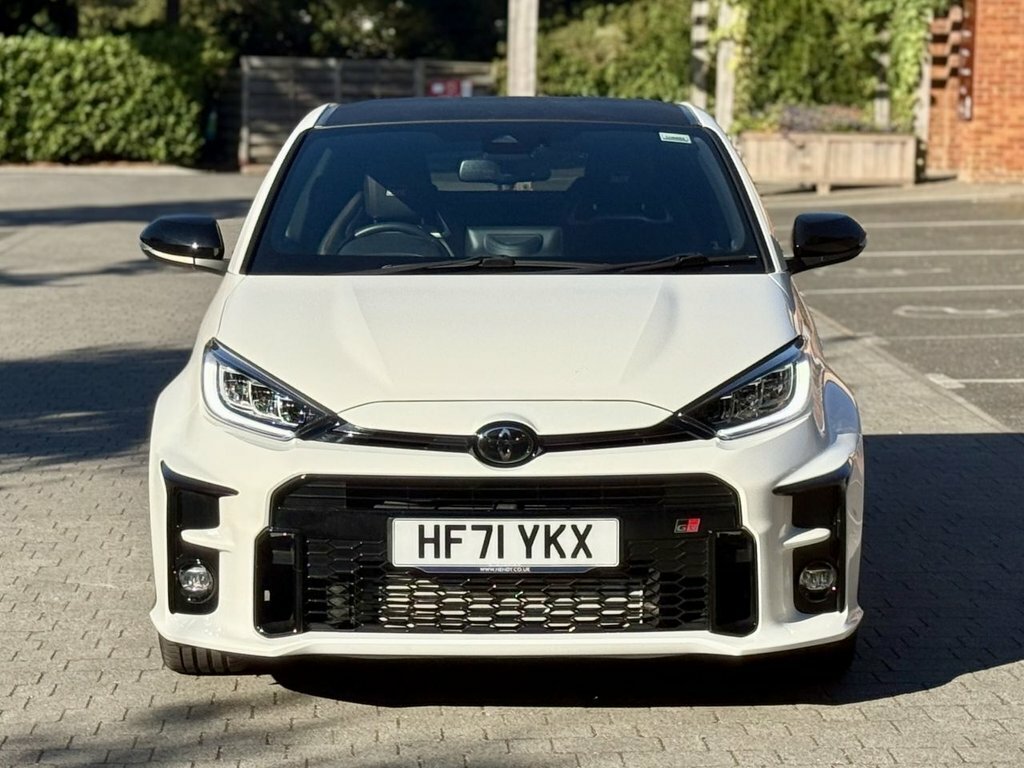 Toyota Yaris 1.6L Gr Circuit White #2
