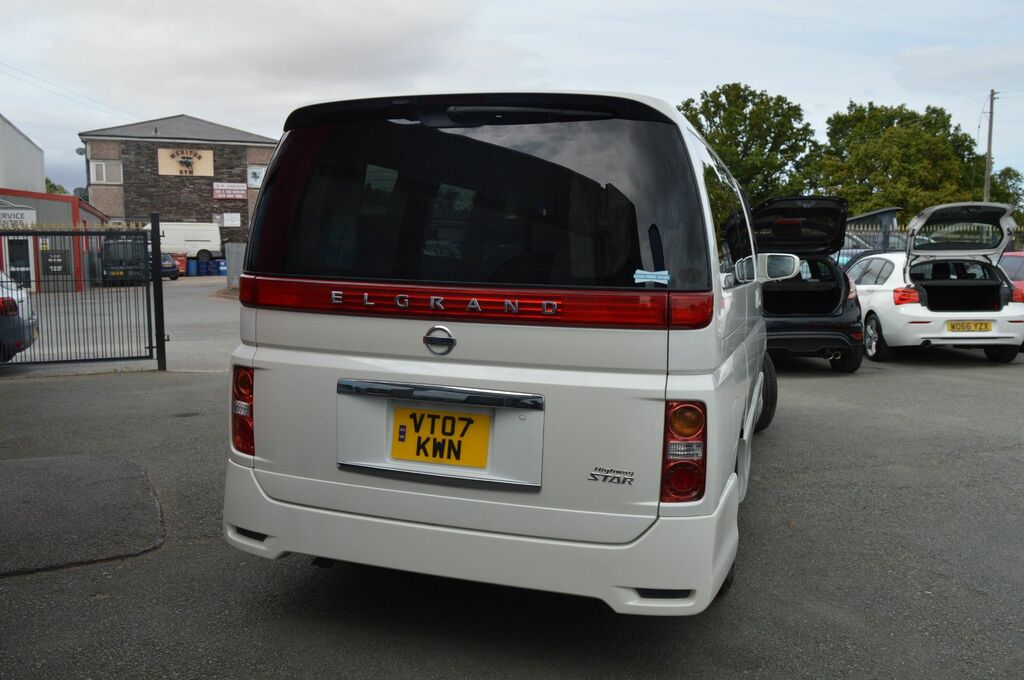 Nissan Elgrand Mpv White #4