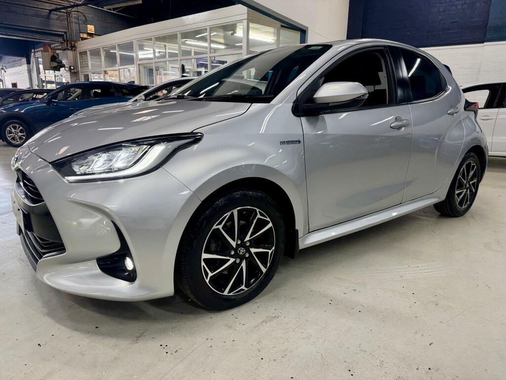Toyota Yaris Hatchback 1.5 Vvt-h Design E-cvt Euro 6 Ss Silver #3