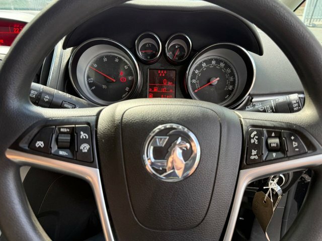 Vauxhall Zafira Tourer 1.6L Sri White #7