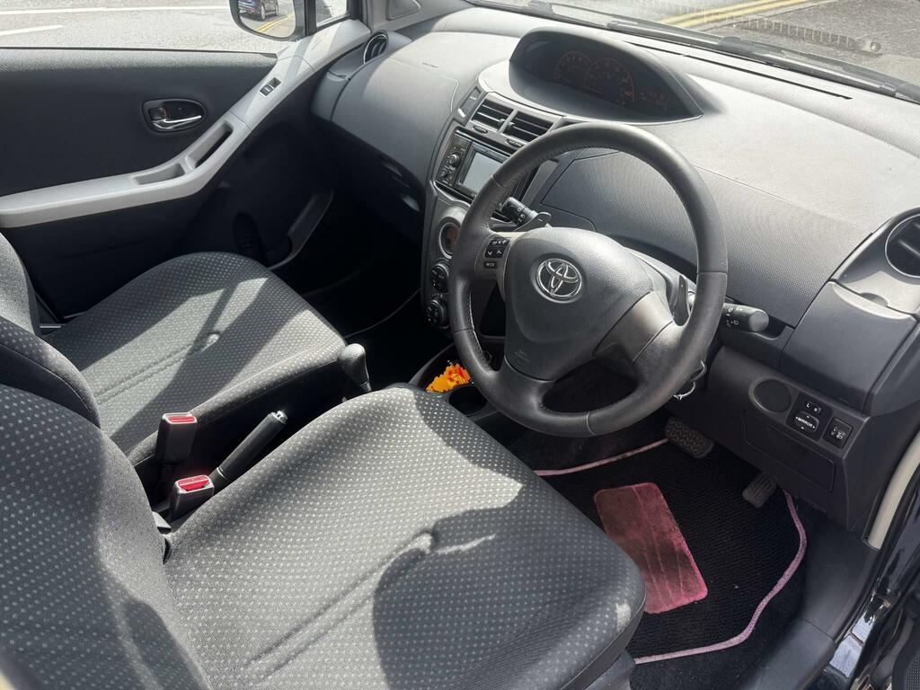 Toyota Yaris T Spirit Black #5