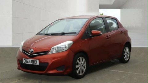 Toyota Yaris 1.3 Yaris Tr Red #2