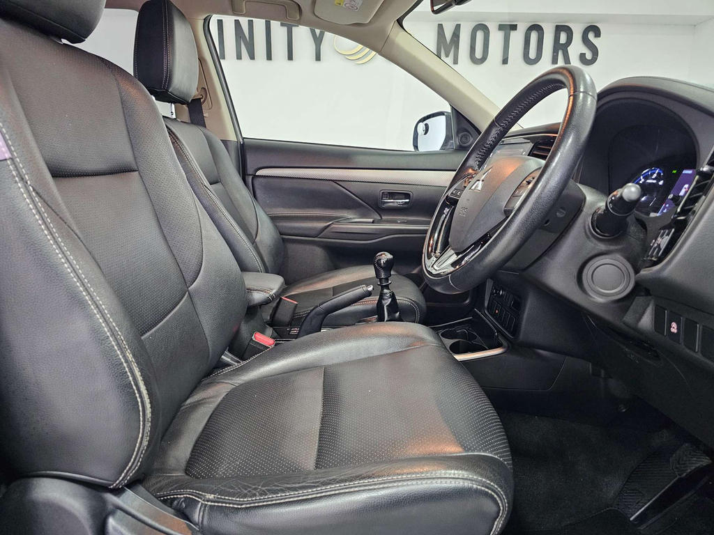 Mitsubishi Outlander Juro Di-d 4Wd #2