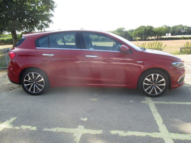 Fiat Tipo Lounge Red #4