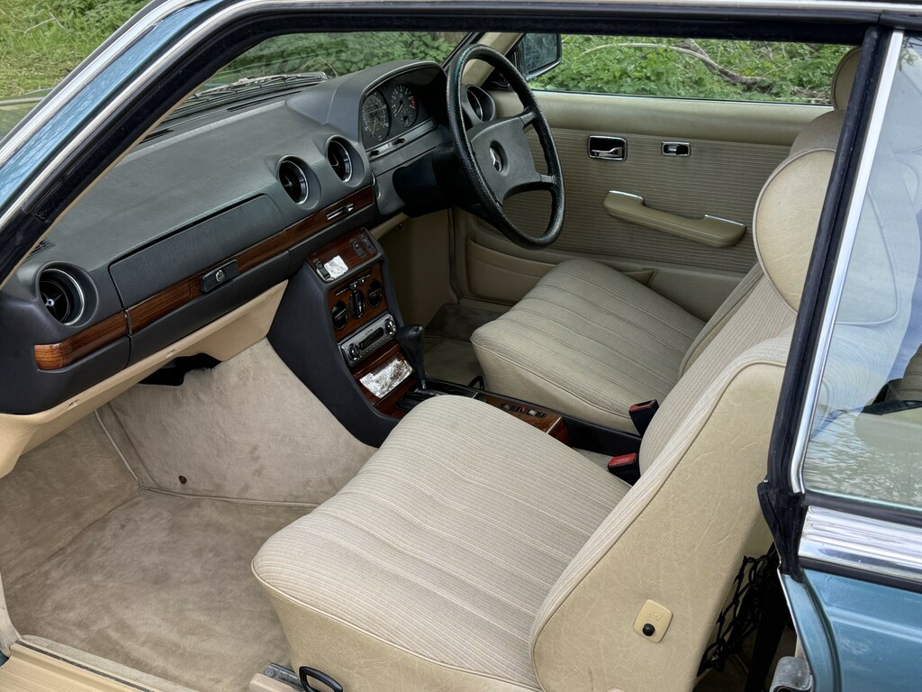 Mercedes-Benz 230 Coupe Green #4