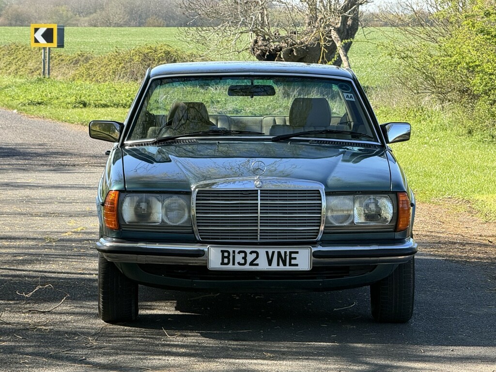 Mercedes-Benz 230 Coupe Green #3