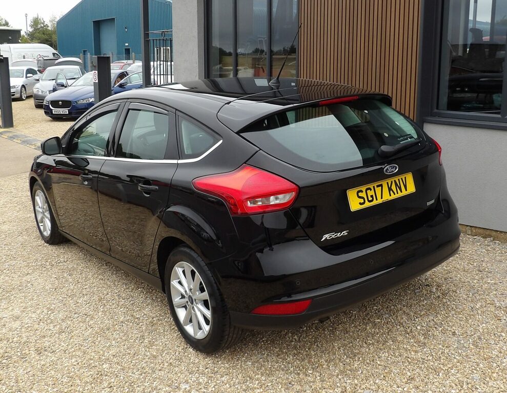 Ford Focus Hatchback 1.0 Ecoboost 125 Titanium Less Tha Black #4