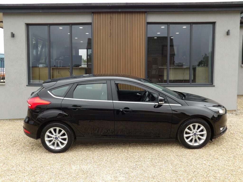 Ford Focus Hatchback 1.0 Ecoboost 125 Titanium Less Tha Black #2