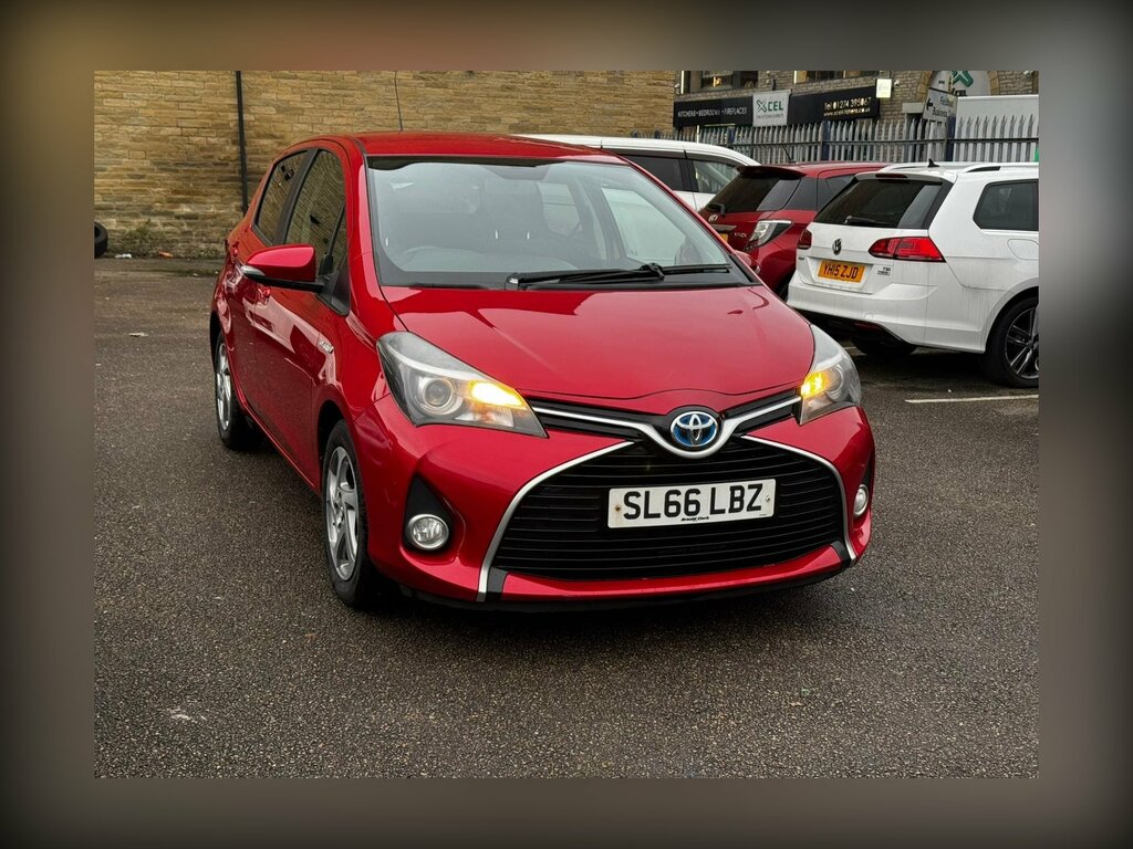 Toyota Yaris 1.5 Vvt-h Icon Hatchback Hybrid E-cvt E SL66LBZ Red