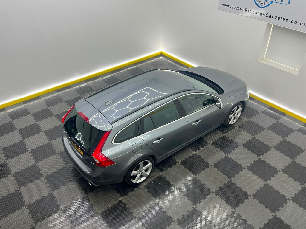 Volvo V60 2.0 D4 Momentum Pro Estate Silver #39
