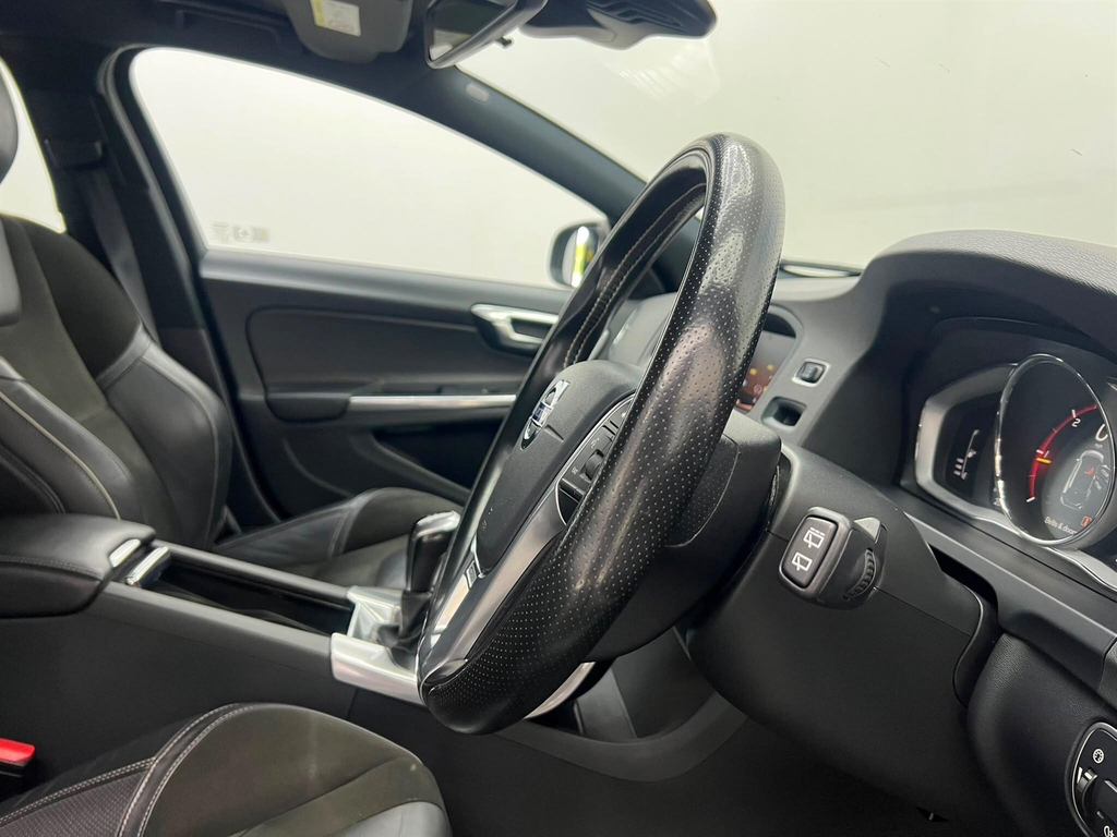 Volvo V60 2.0 D4 Momentum Pro Estate Silver #19