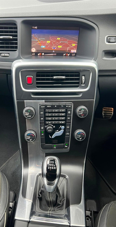 Volvo V60 2.0 D4 Momentum Pro Estate Silver #32