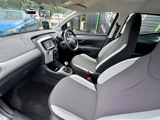 Toyota Aygo X-play 1.0 X-shift Red #11