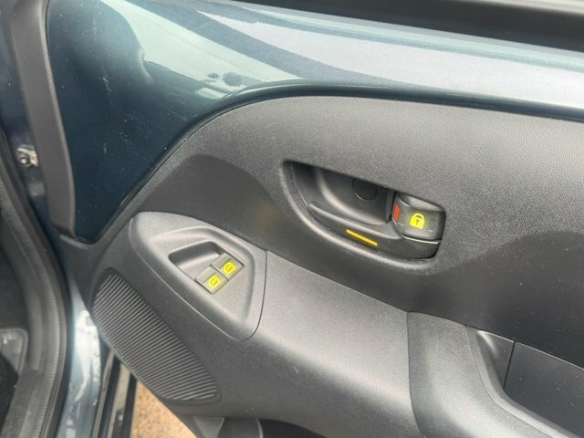 Toyota Aygo X-play 1.0 X-shift Red #19